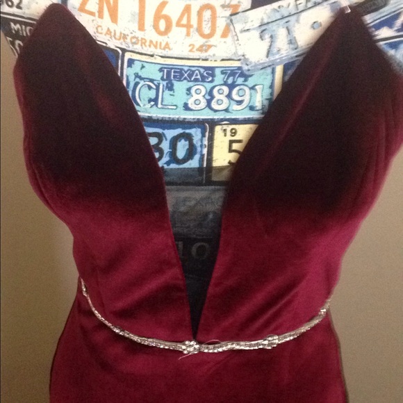 Beautiful Burgundy/Maroon Velvet Strapless Homecoming/Prom/Evening Gown Sz 6 - Picture 5 of 5